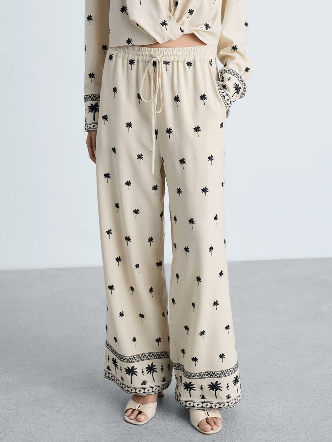

MANGO Women Printed Straight Fit Pleated Trousers, Off white