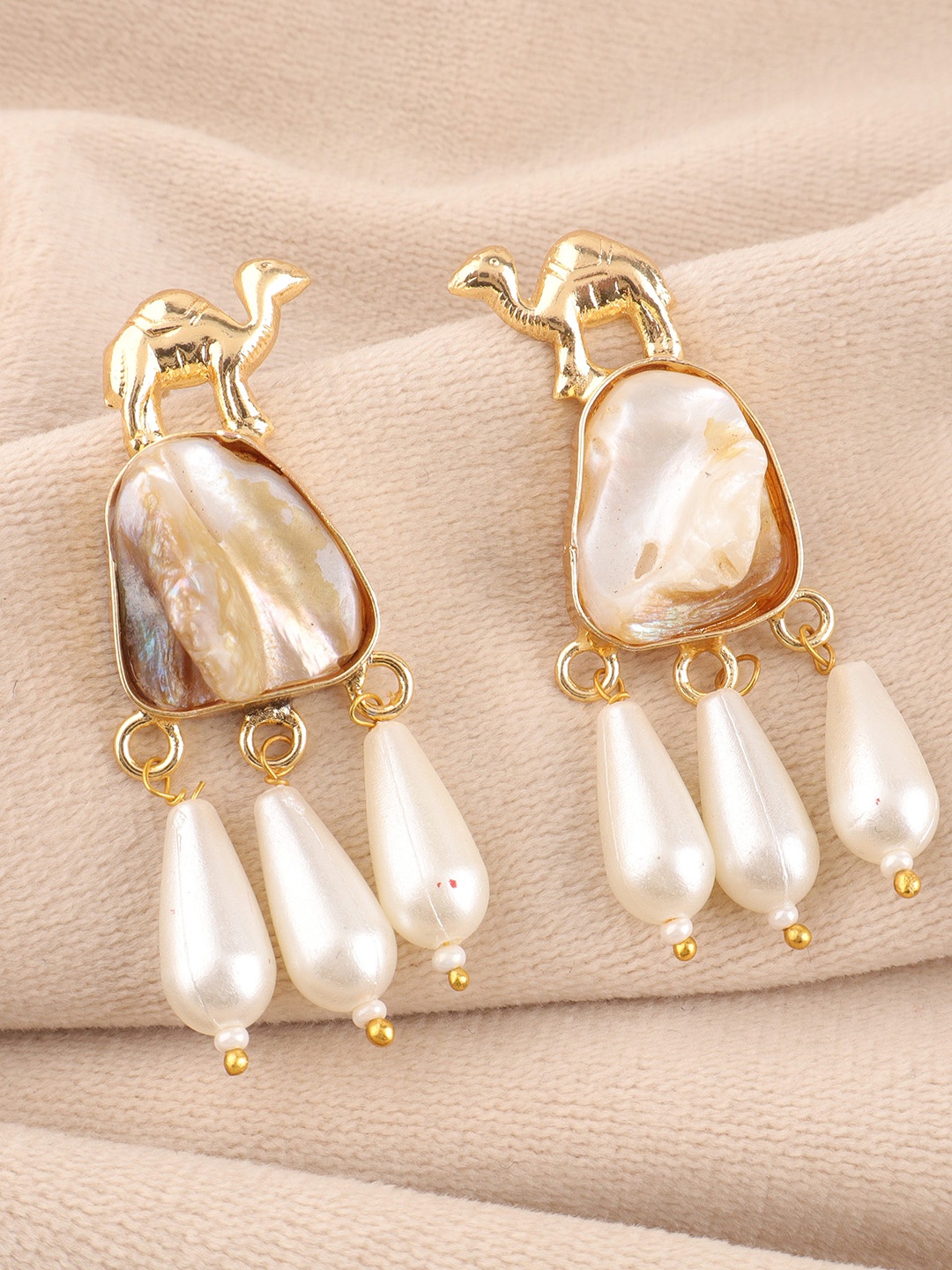 

Ozanoo Baroque Gold Plated Mother of Pearl Pearls Camel Shaped Drop Earrings