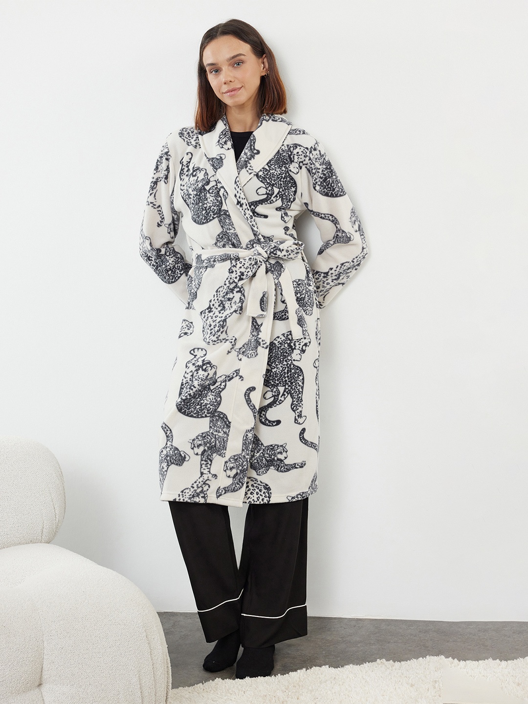 

Trendyol Printed Long Sleeves Robe, White