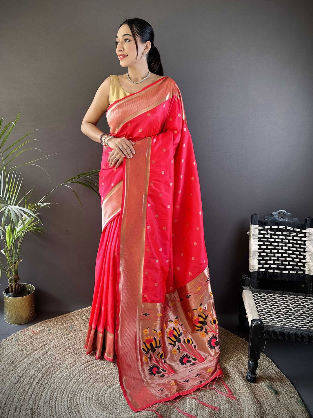 

DIVASTRI Woven Design Zari Silk Blend Paithani Saree, Pink