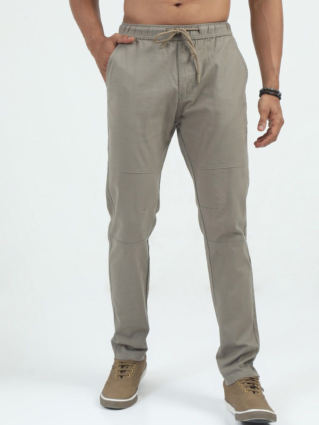 

THE BEETEL HOUSE Men Relaxed Linen Traveller Trousers, Brown