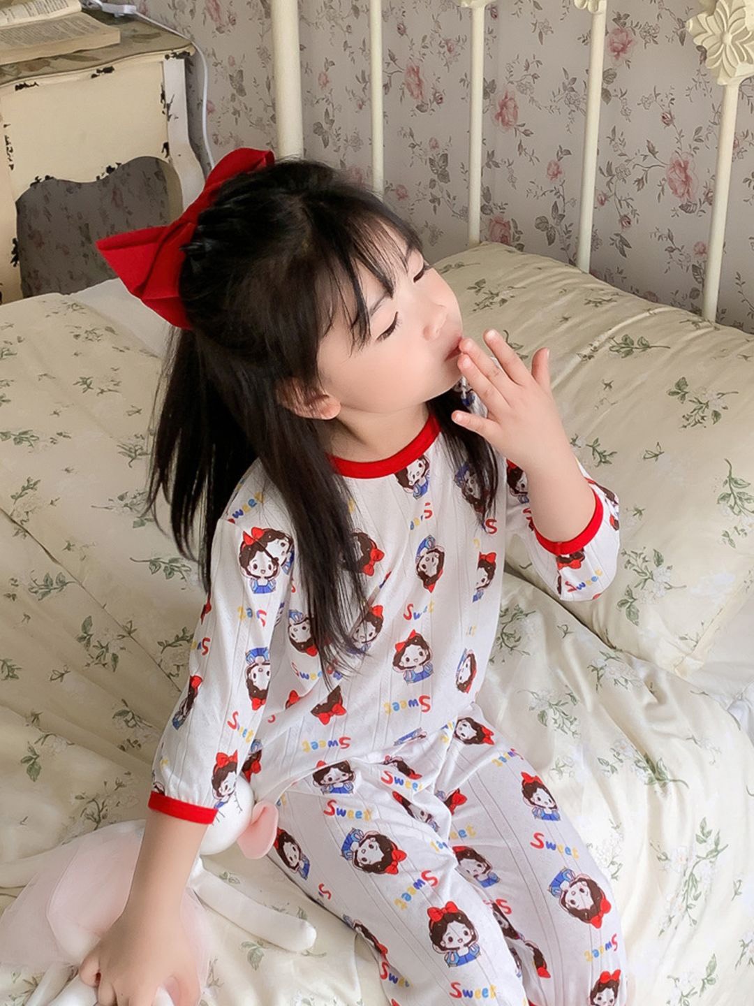 

YK Girls Printed T-Shirt & Joggers Clothing Set, White