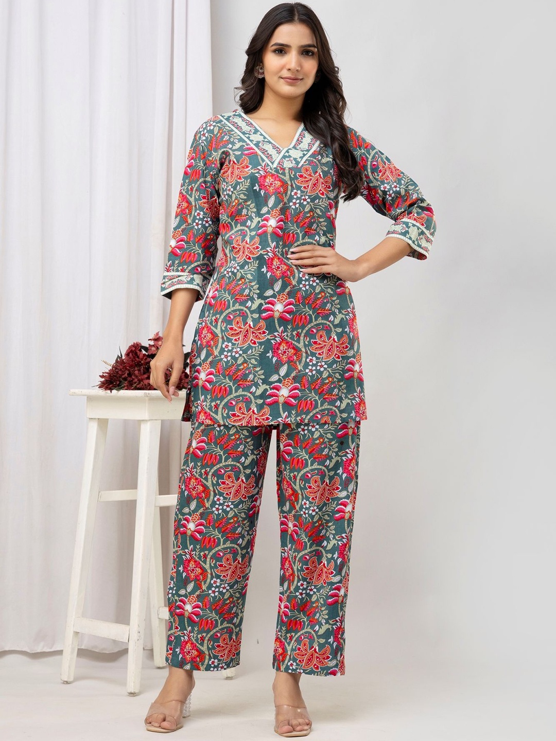 

FebQ Women Floral Printed Regular Patchwork Kurti with Trousers, Green