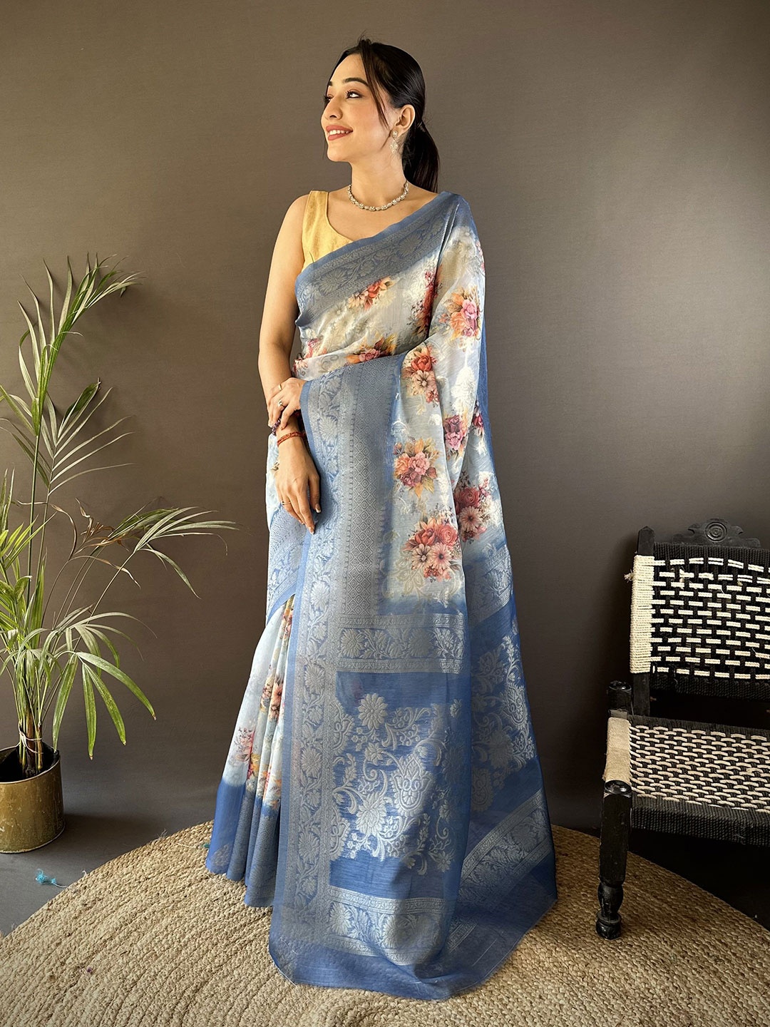 

DIVASTRI Floral Zari Silk Blend Saree, Blue