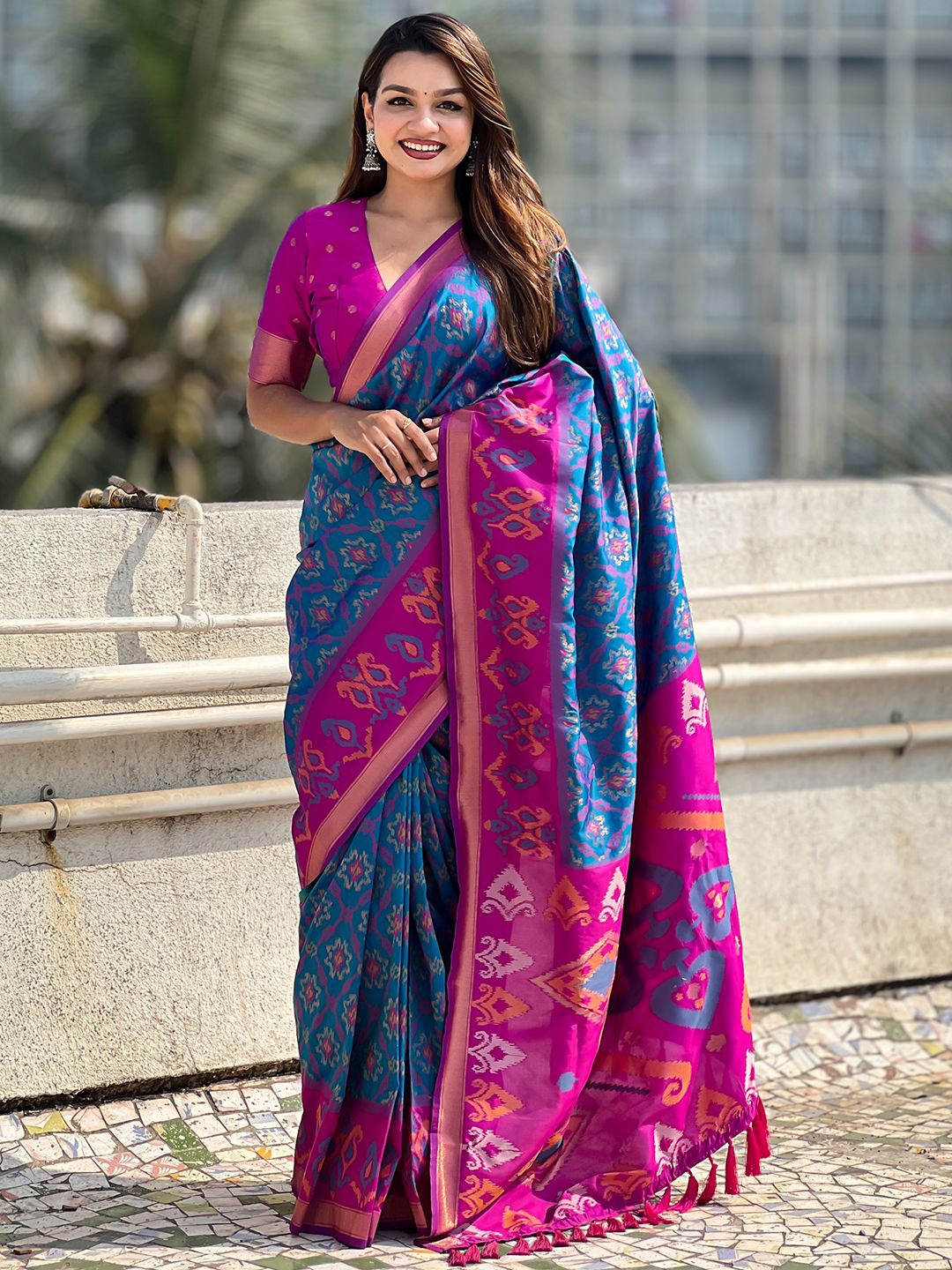

DIVASTRI Woven Design Silk Blend Patola Saree, Blue