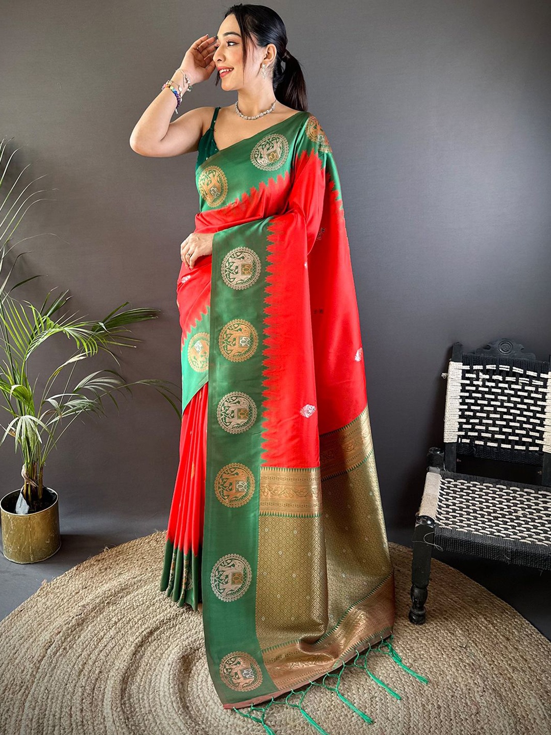 

DIVASTRI Woven Design Zari Silk Blend Designer Banarasi Saree, Red