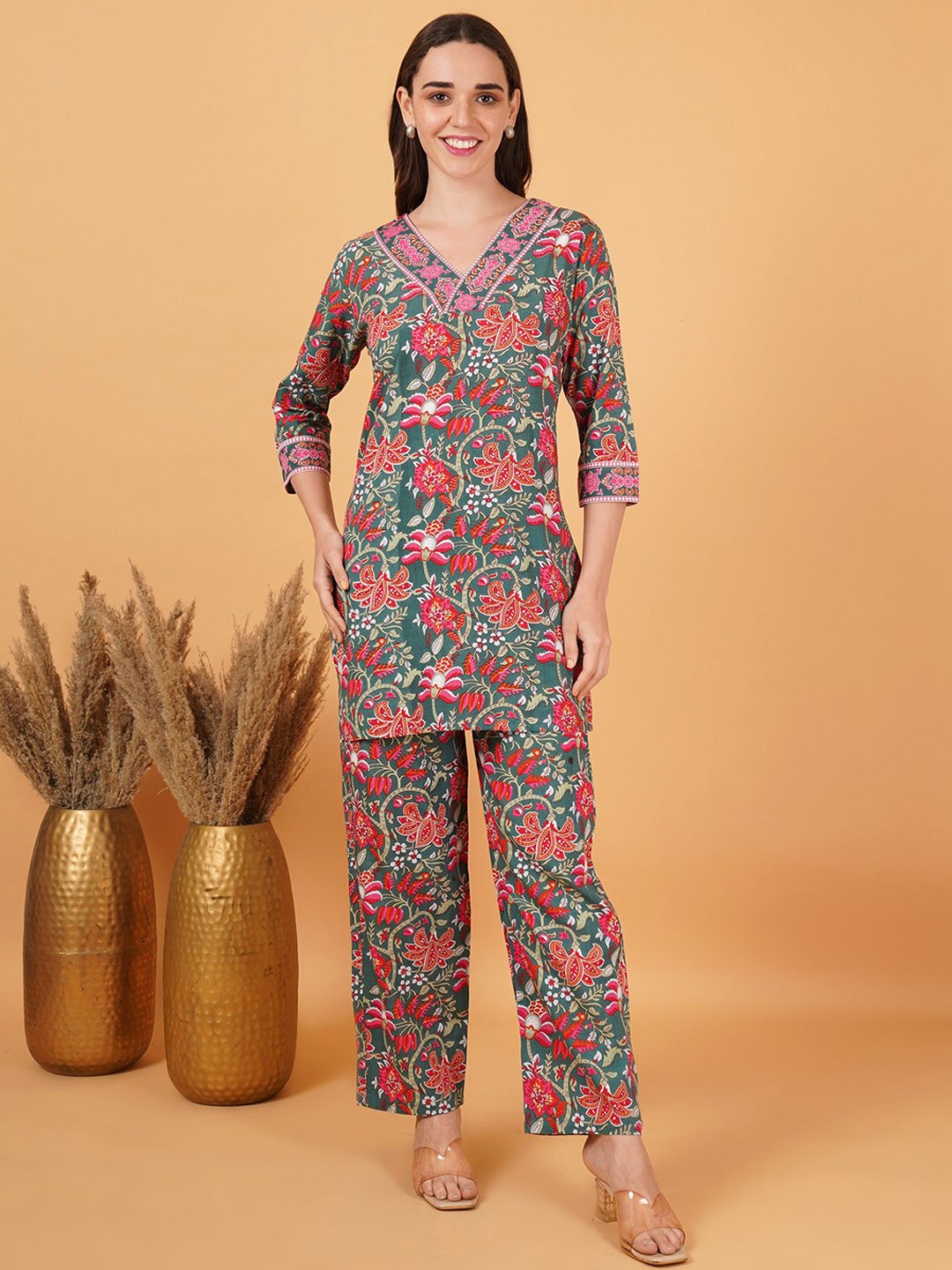 

GUDWEARS Women Floral Printed Regular Thread Work Kurti with Trousers, Green