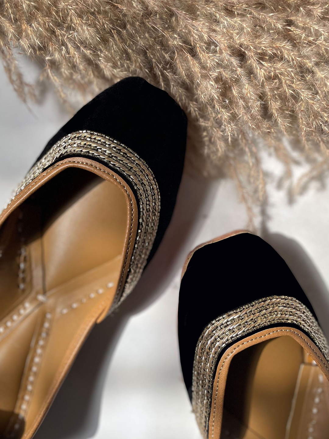 

Kurrbat Women Embellished Ethnic Mojaris Flats, Black