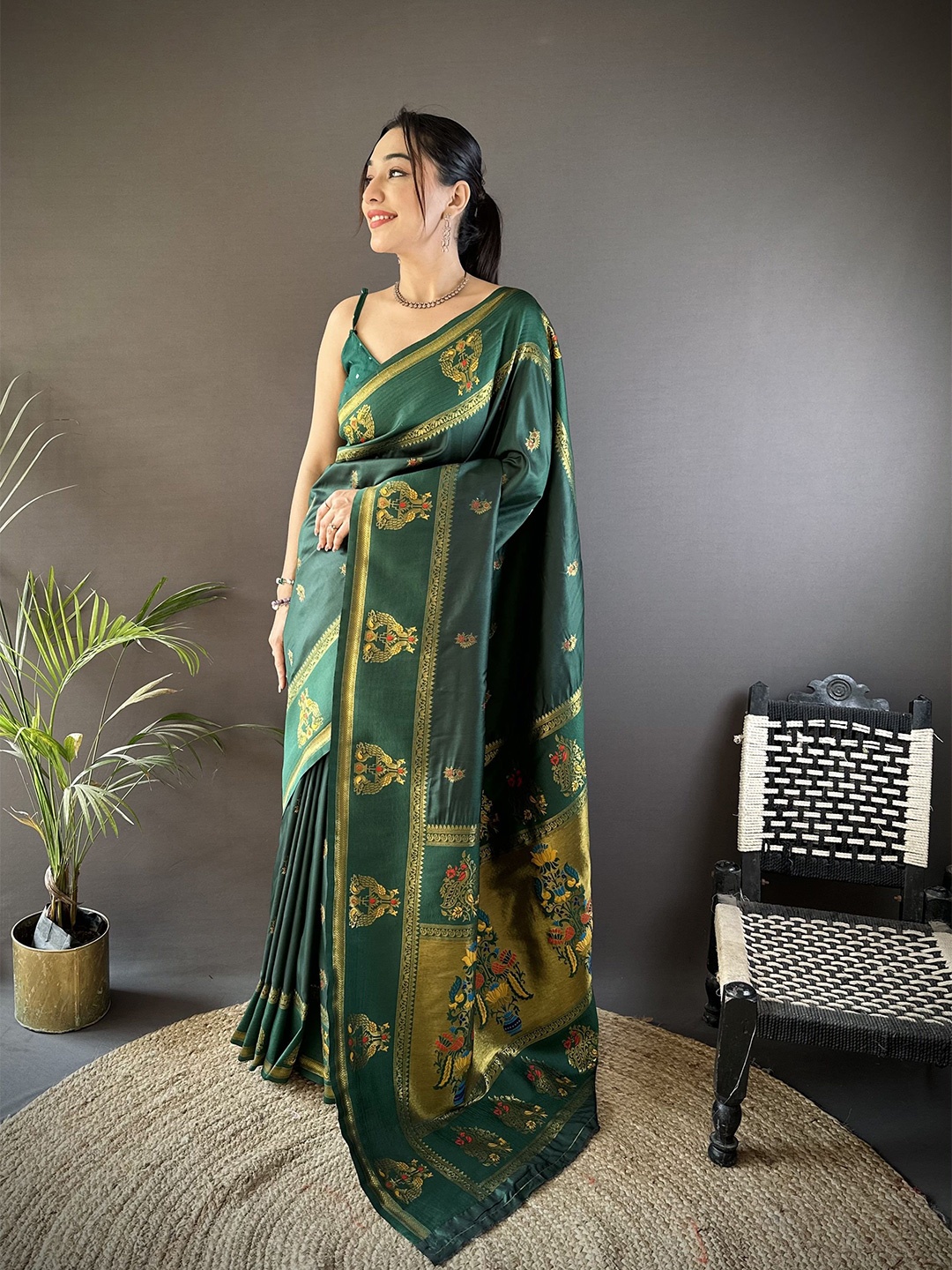 

DIVASTRI Woven Design Zari Silk Blend Paithani Saree, Green