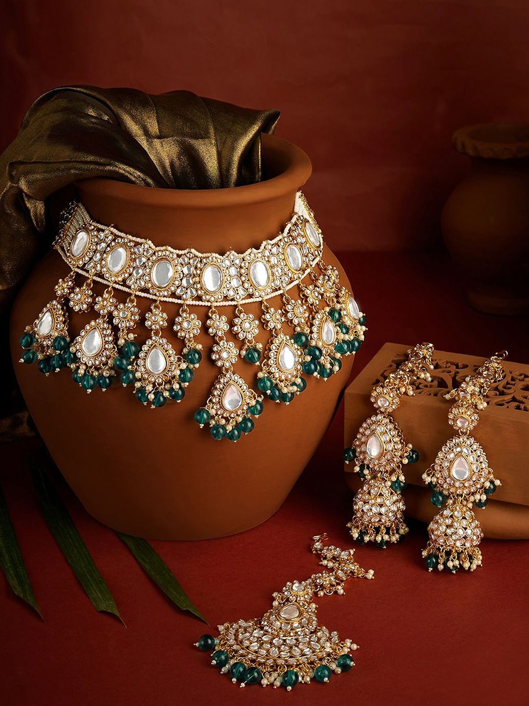 

Zaveri Pearls Gold-Plated Kundan-Studded & Beaded Choker Bridal Jewellery Set