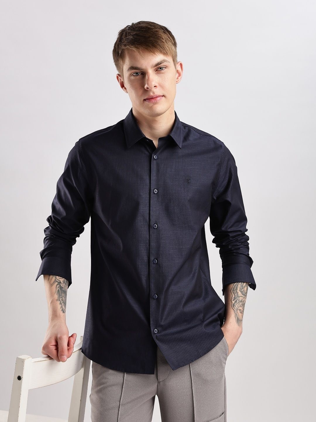 

Calvin Klein Jeans Men Classic Slim Fit Opaque Striped Casual Shirt, Navy blue