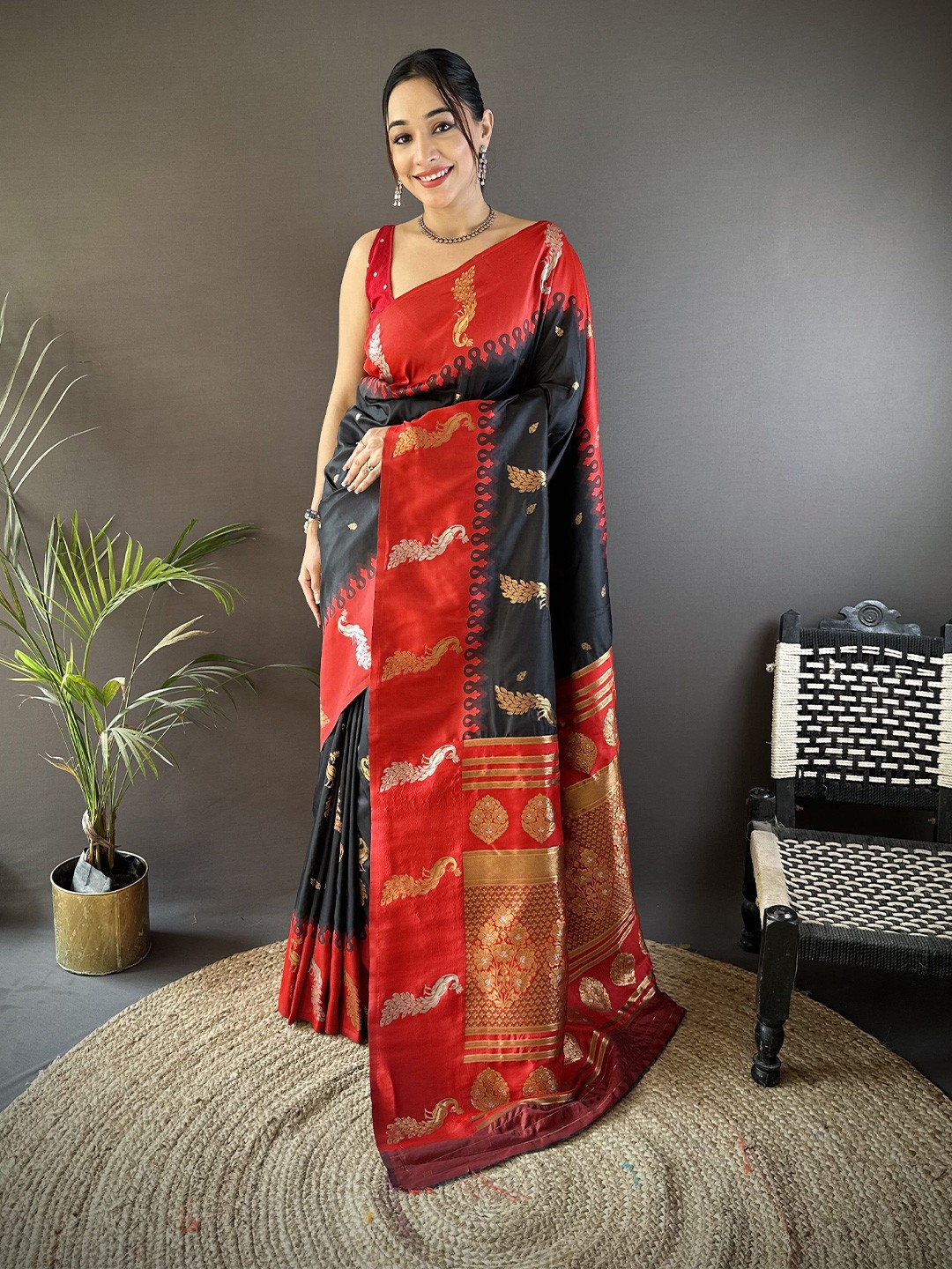 

DIVASTRI Woven Design Zari Silk Blend Banarasi Saree, Black