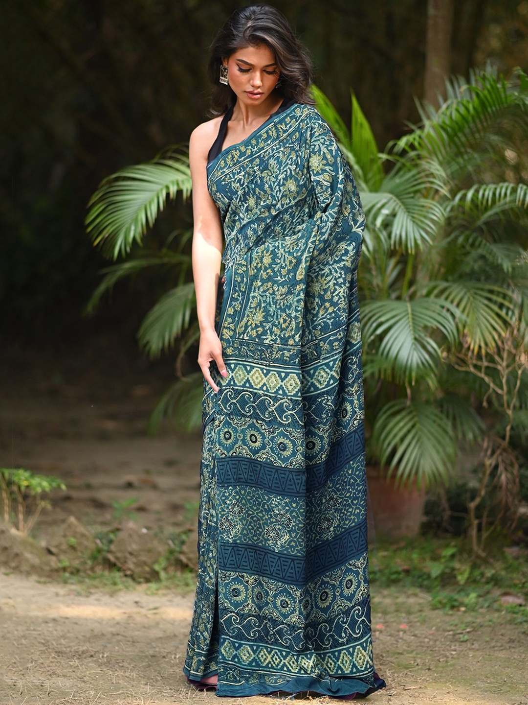 

Unnati Silks Floral Art Silk Block Print Saree, Blue