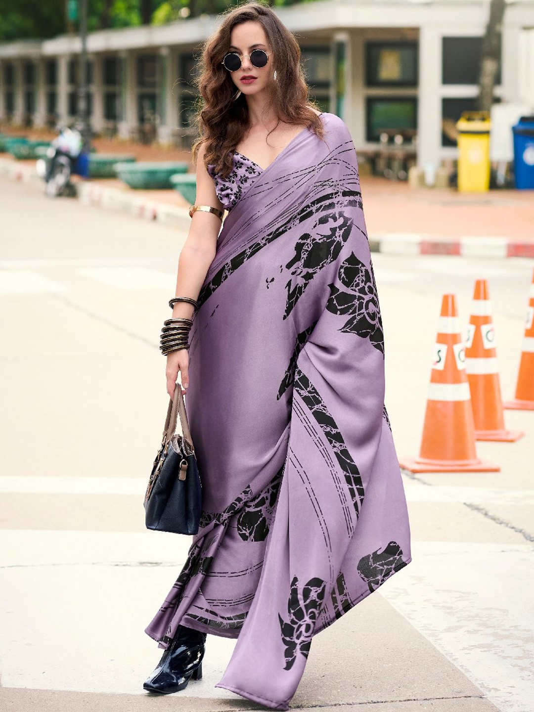 

DIVASTRI Embellished Satin Designer Saree, Lavender