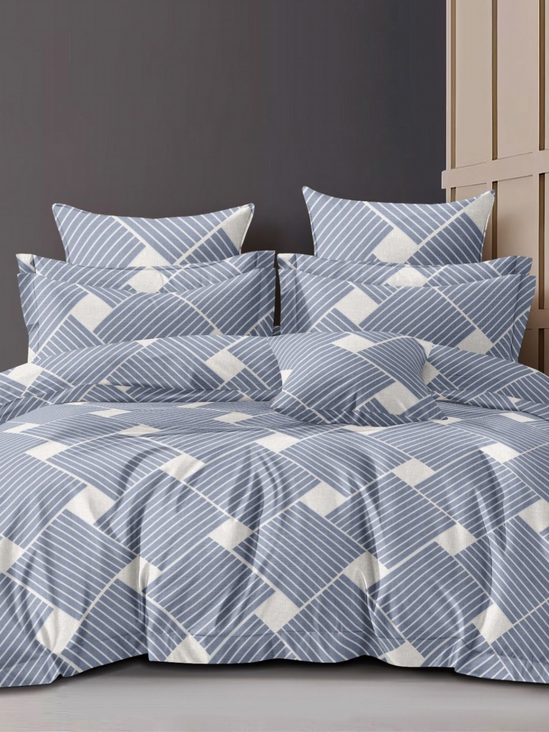 

Ariana Blue & White Geometric 140 TC Queen Bedsheet with 2 Pillow Covers