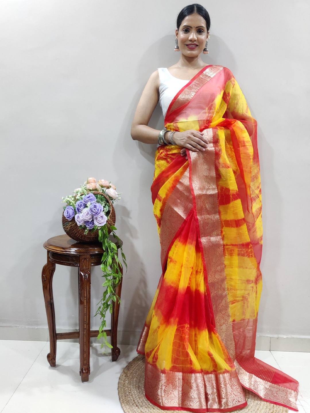 

Rangtulika Ethnics Colourblocked Zari Organza Saree, Red