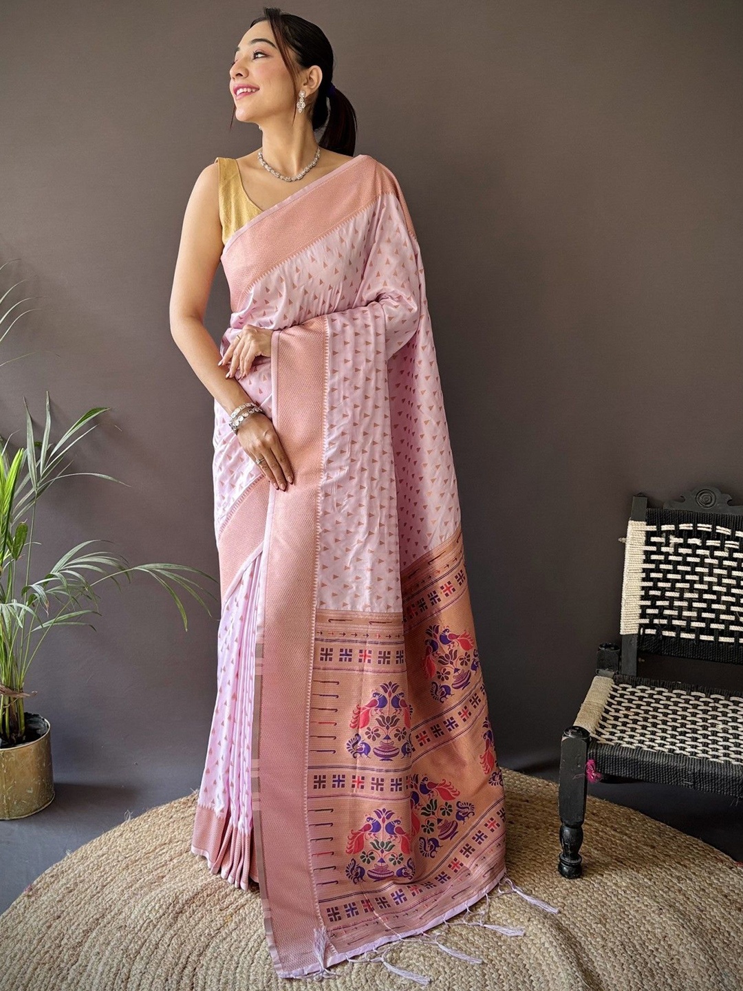 

DIVASTRI Woven Design Zari Silk Blend Paithani Saree, Pink