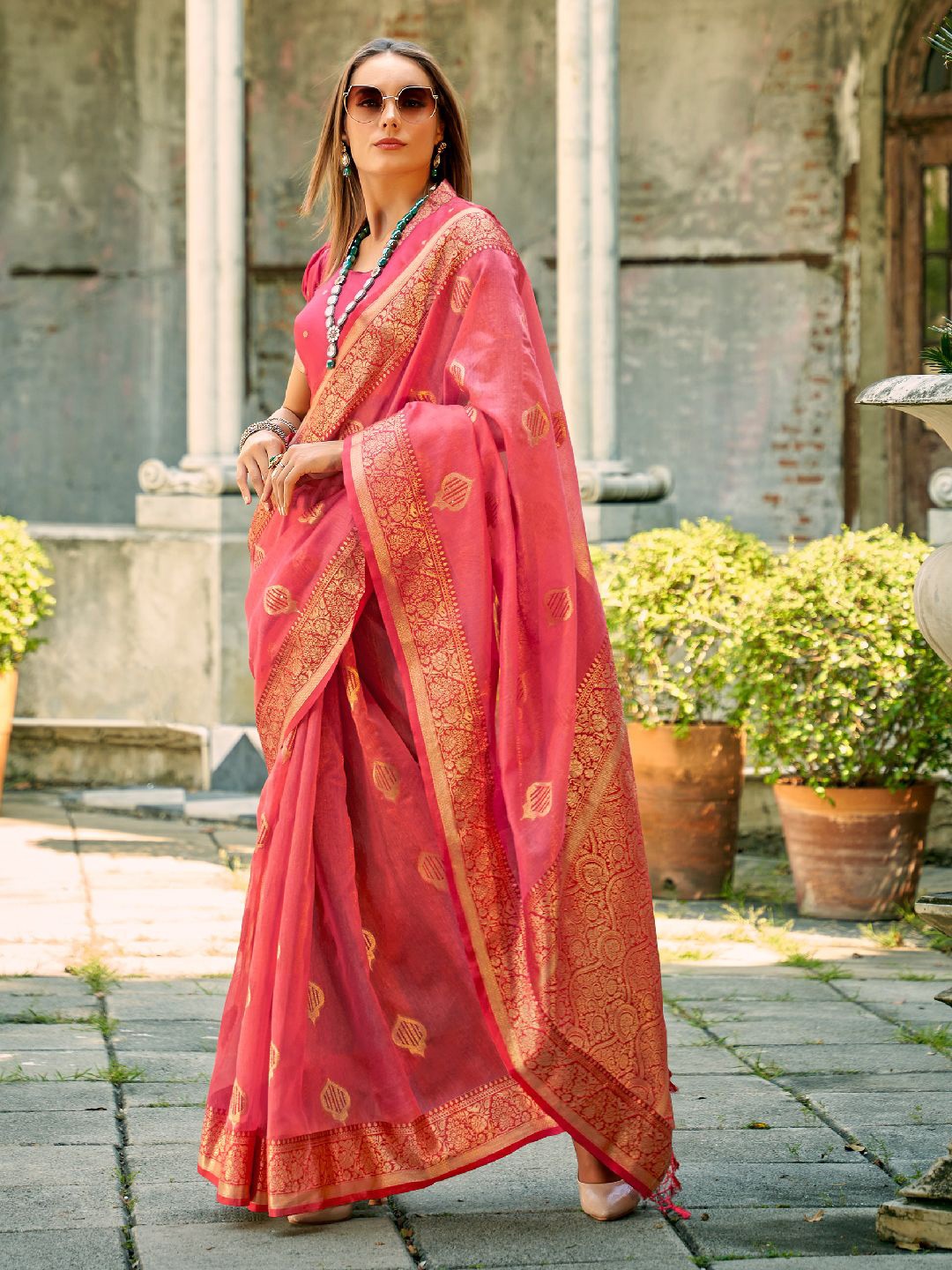 

DIVASTRI Ethnic Motifs Zari Tissue Saree, Pink