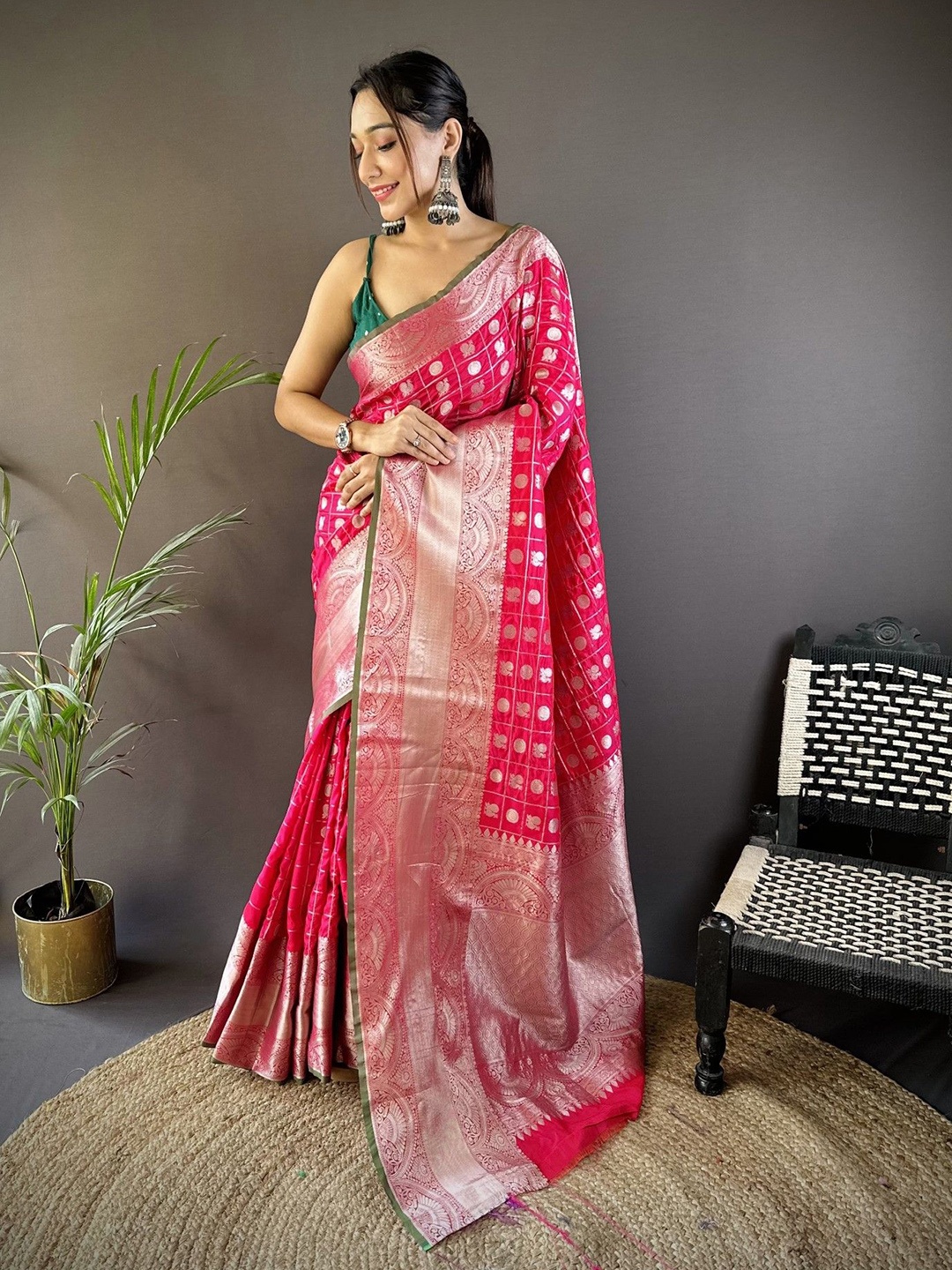 

Mitera Checked Zari Silk Blend Saree, Pink