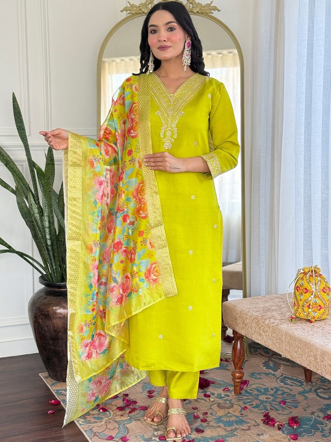 

KOTRONS Women Ethnic Motifs Embroidered Regular Thread Work Chanderi Silk Kurta with Trousers & With Dupatta, Green