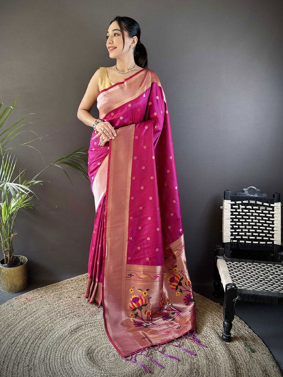 

DIVASTRI Women Sarees, Fuchsia