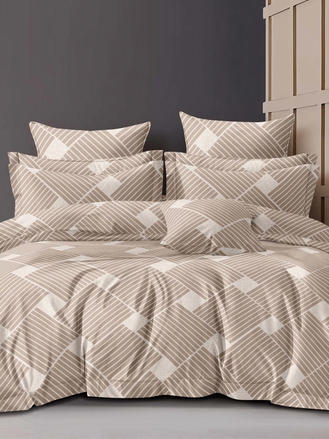 

Ariana Beige & White Geometric 140 TC Queen Bedsheet with 2 Pillow Covers