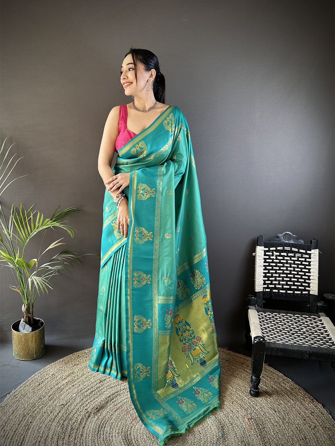 

DIVASTRI Woven Design Zari Silk Blend Paithani Saree, Green