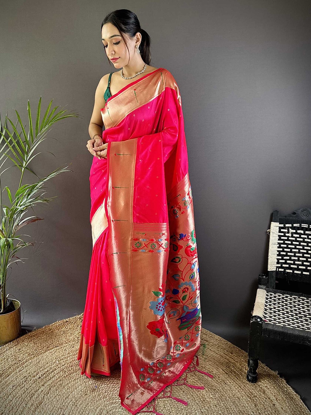 

DIVASTRI Woven Design Zari Silk Blend Paithani Saree, Pink