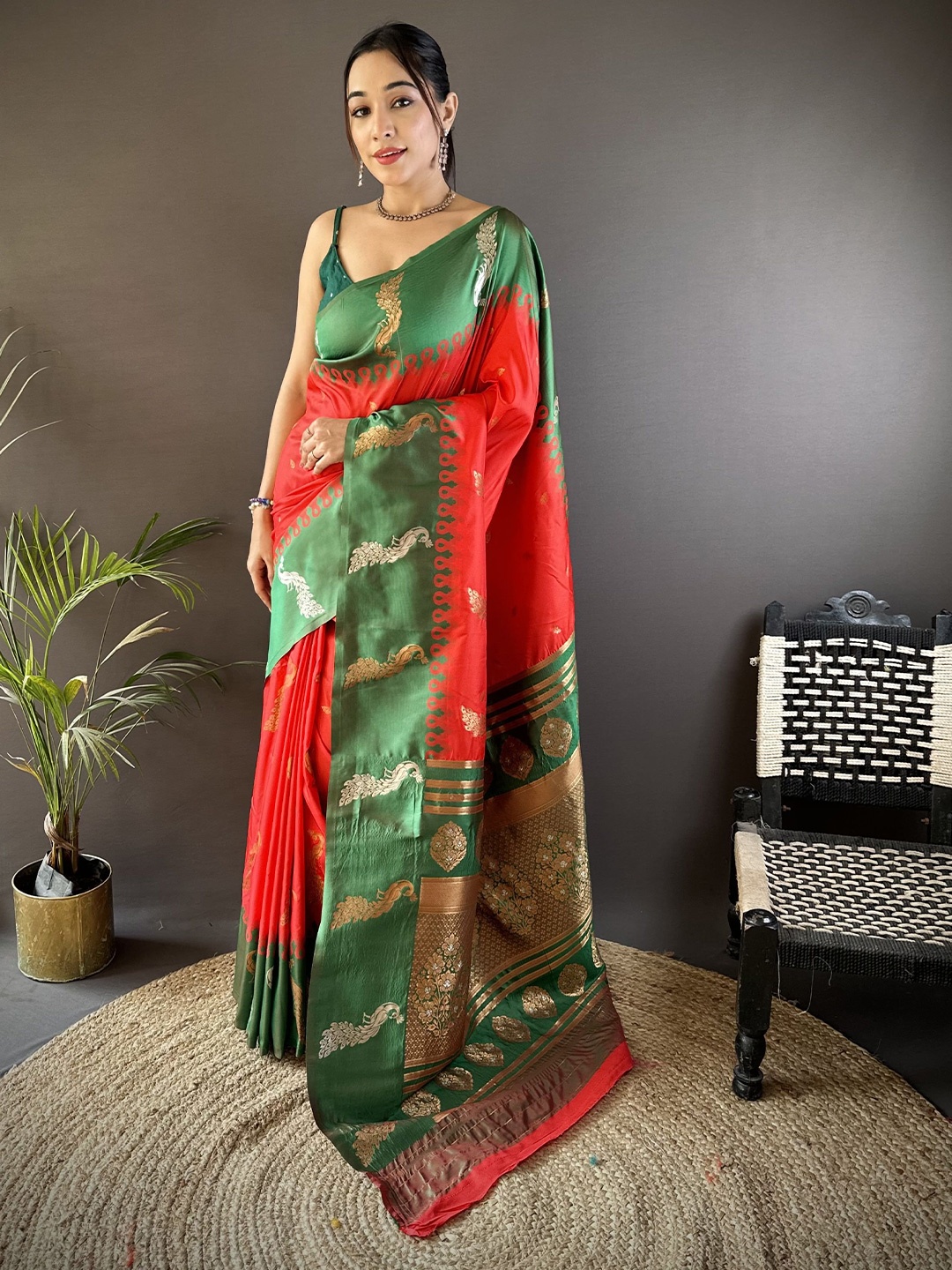 

DIVASTRI Woven Design Zari Silk Blend Banarasi Saree, Red
