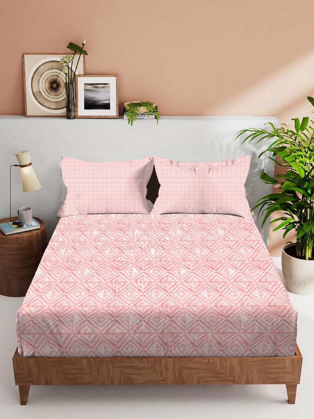 

VINTANA Pink & White Geometric 210 TC King Bedsheet with 2 Pillow Covers