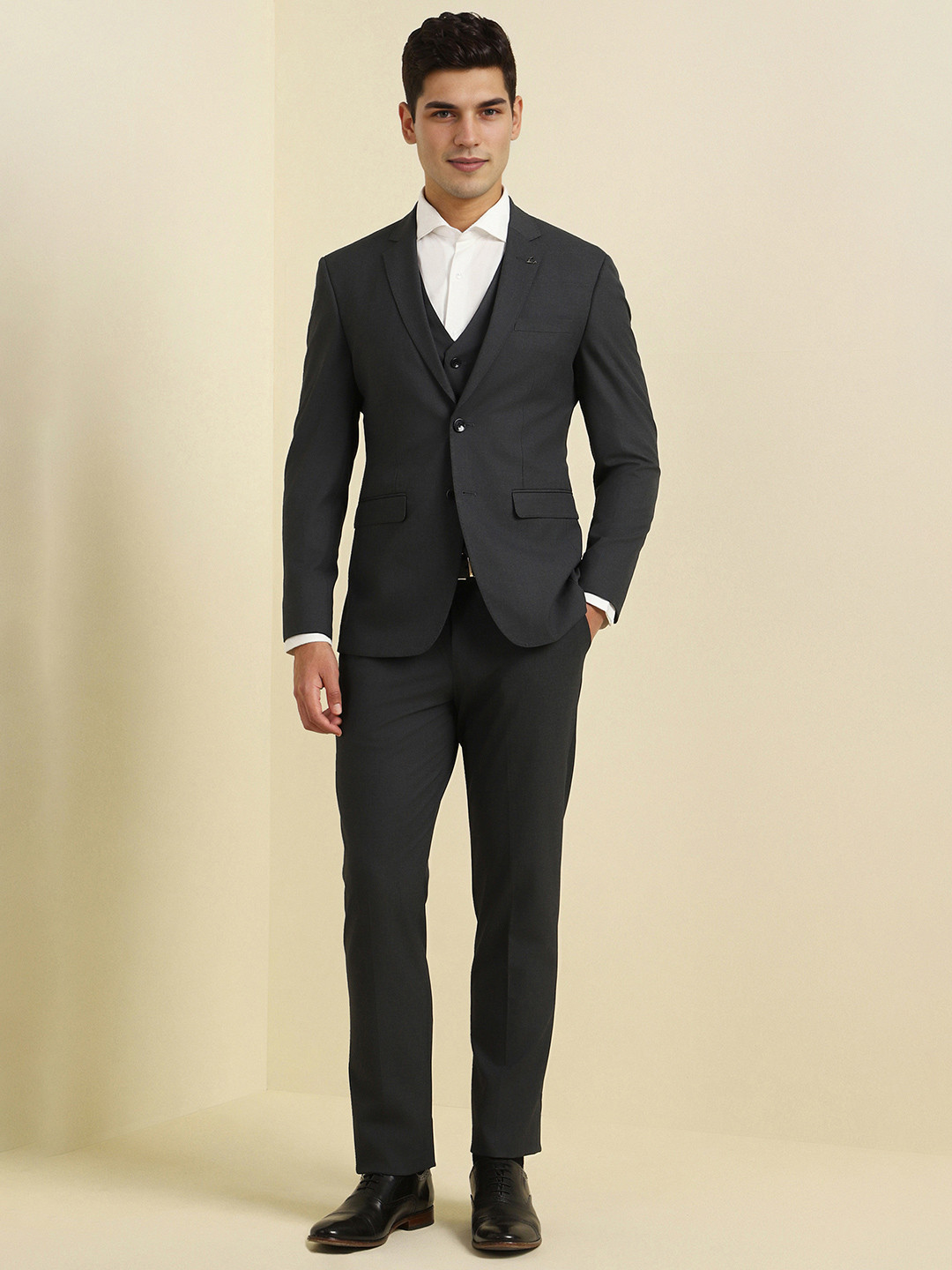 

Allen Solly Slim Fit Single-Breasted 3 Piece Suits, Charcoal