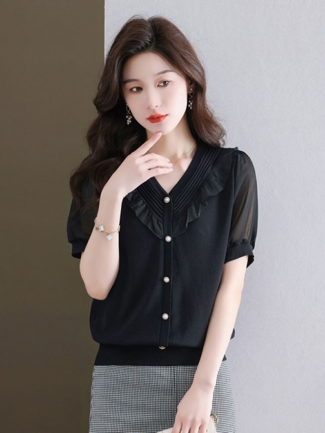 

StyleCast Women V-Neck T-shirt, Black