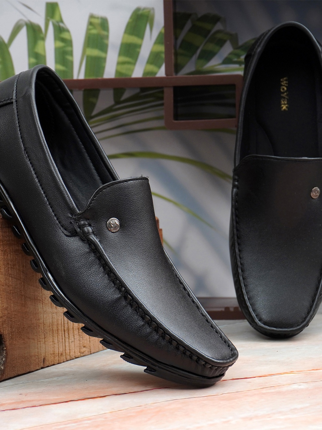 

Woyak Men Textured Loafers, Black