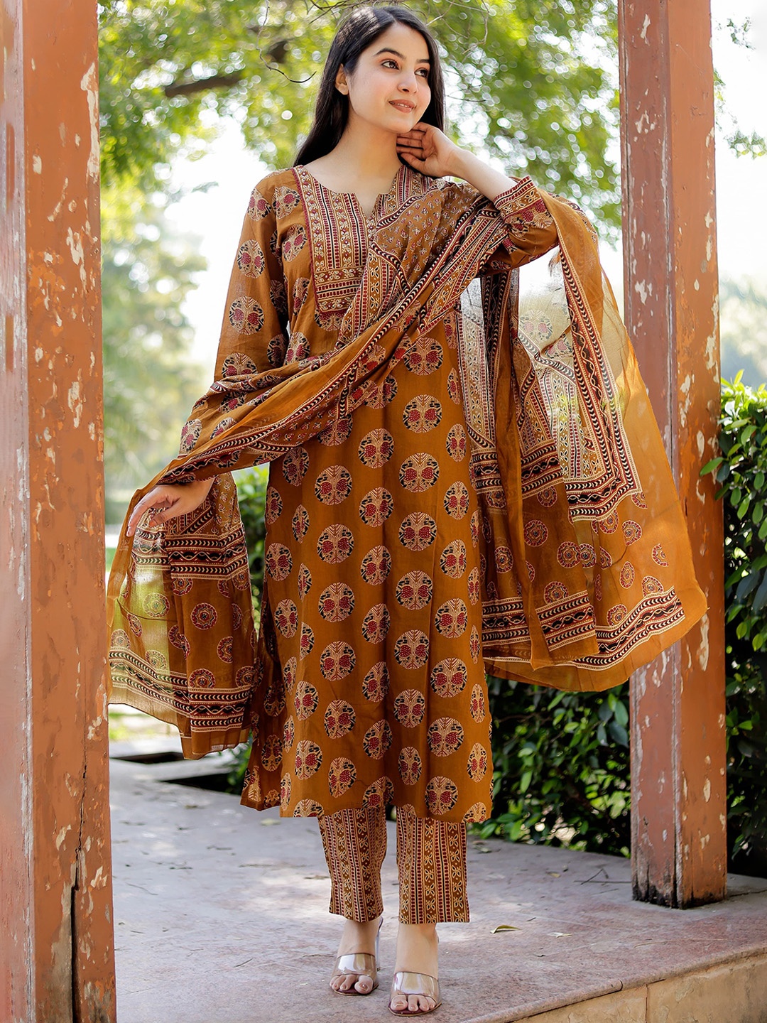 

MissKurti Women Floral Printed Regular Pure Cotton Kurta with Trousers & With Dupatta, Brown