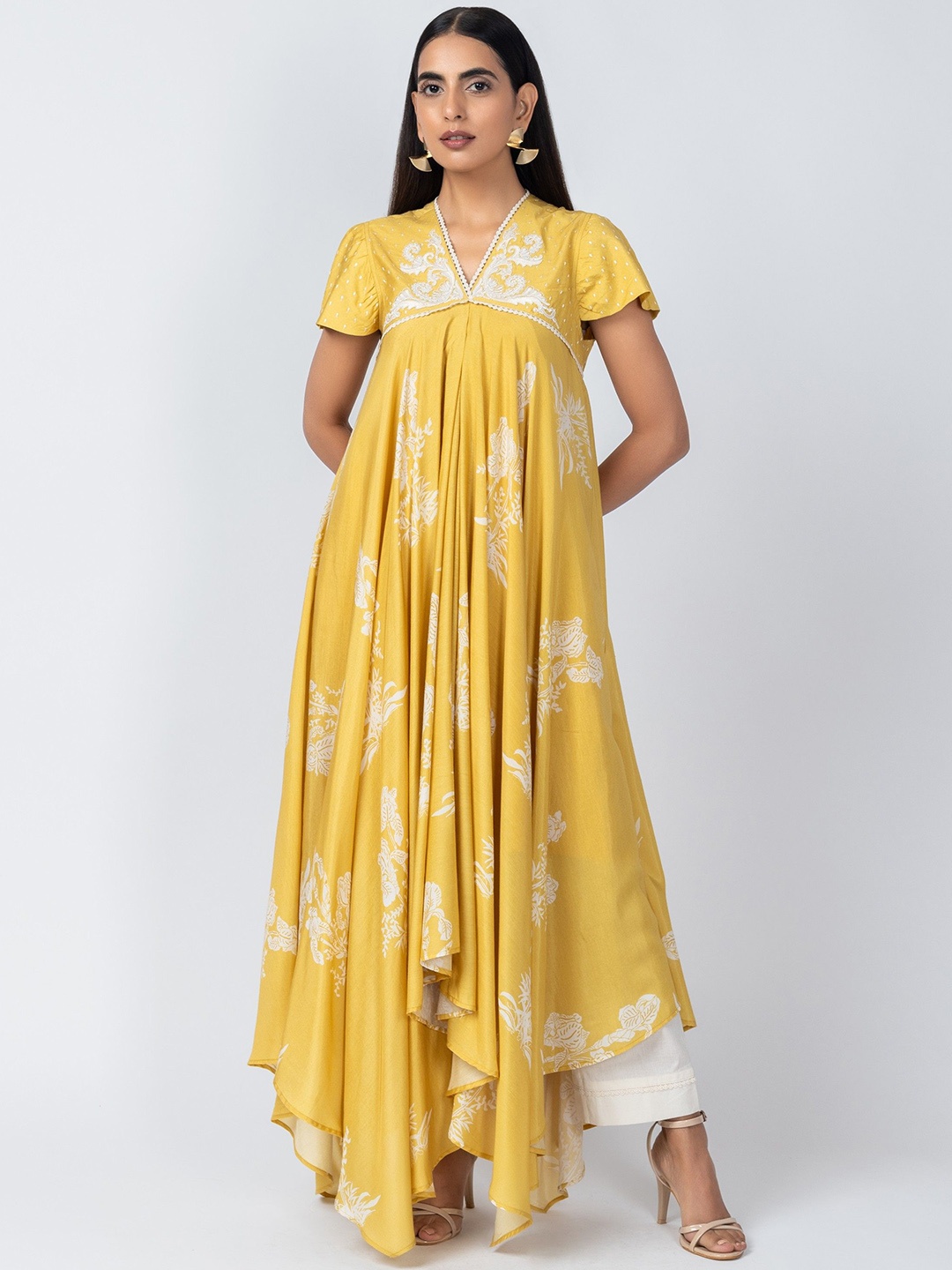

Label Naariti Women Floral Printed Regular Kurta with Trousers, Yellow