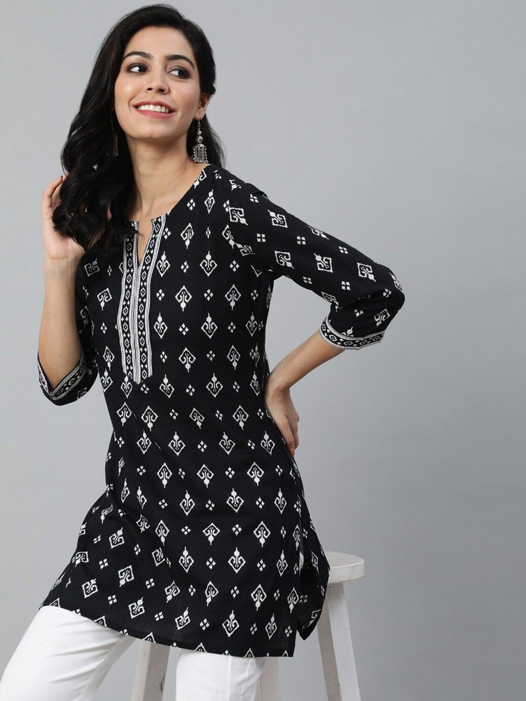 

Mialo fashion Floral Printed V-Neck Kurti, Black