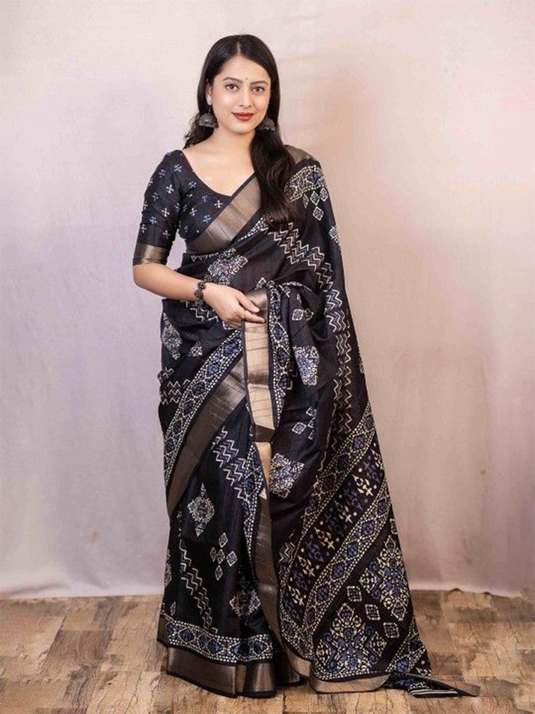 

vj fashion Zari Silk Blend Designer Saree, Black