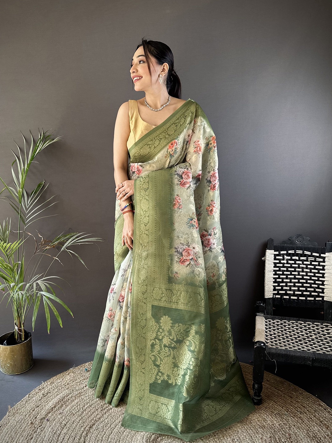 

Panzora Floral Zari Silk Blend Saree, Green