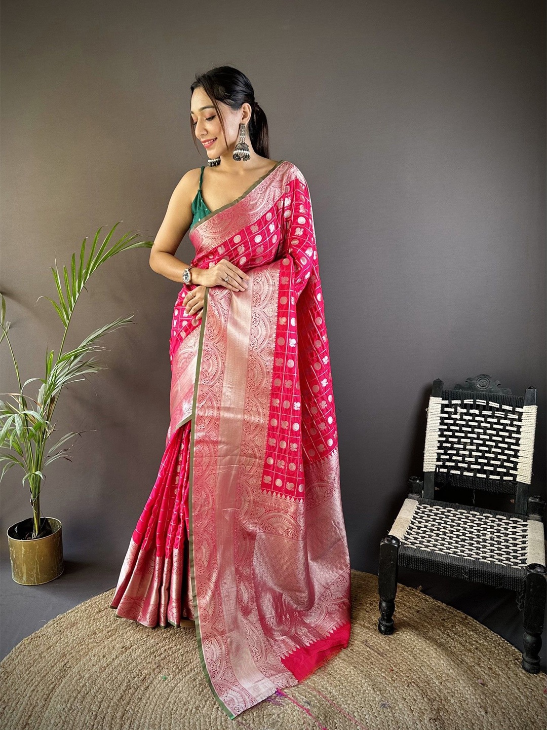

DIVASTRI Woven Design Zari Silk Blend Saree, Pink