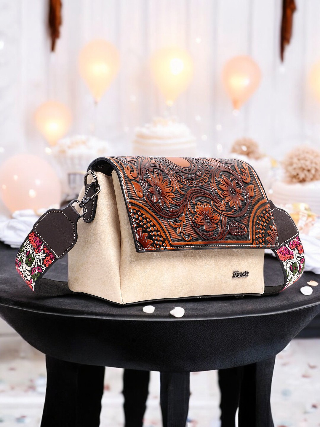 

Exotic Sling Bag, Beige