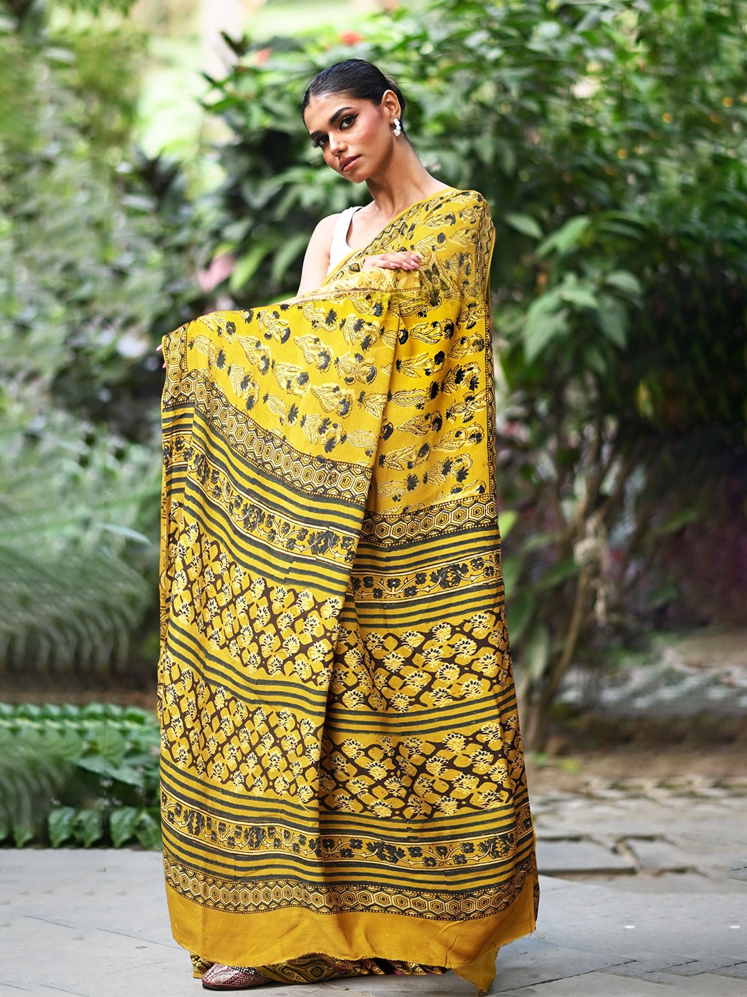 

Unnati Silks Floral Art Silk Block Print Saree, Yellow