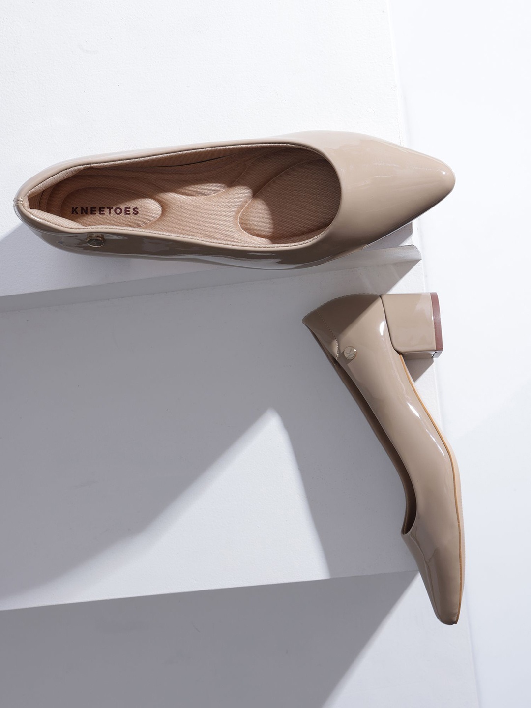 

KNEETOES Women Colourblocked Open Toe Flats with Bows, Beige