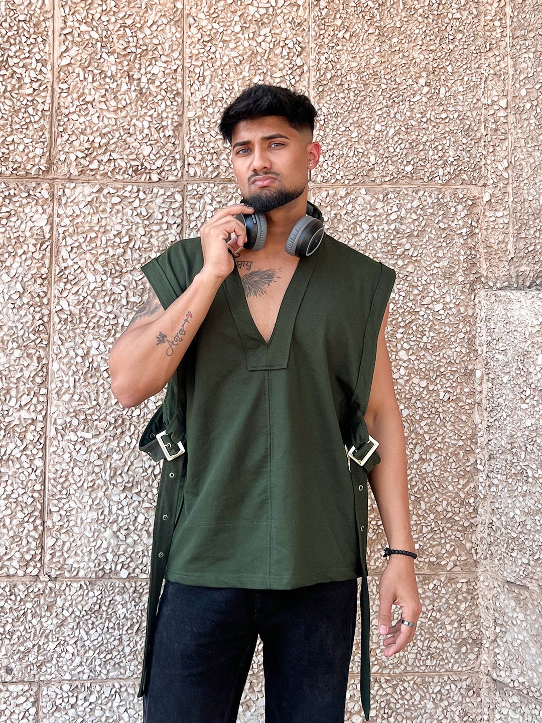 

UNRL Men V-Neck T-shirt, Olive