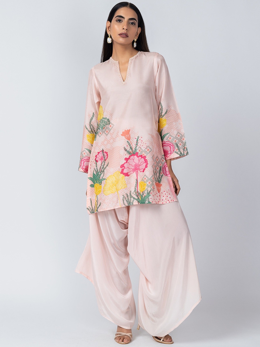 

Label Naariti Women Floral Printed Regular Kurti with Palazzos, Pink