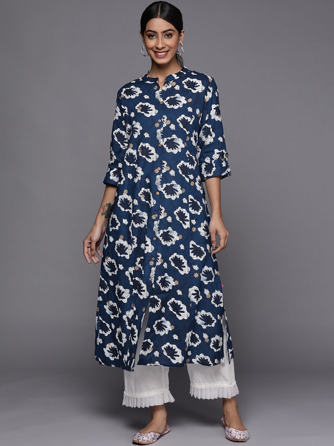 

KSUT Floral Printed Mandarin Collar Three-Quarter Sleeves Pure Cotton Kurta, Navy blue