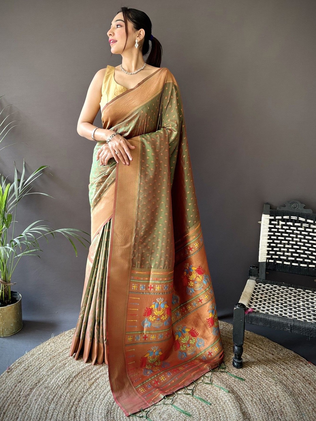 

DIVASTRI Woven Design Zari Silk Blend Paithani Saree, Green