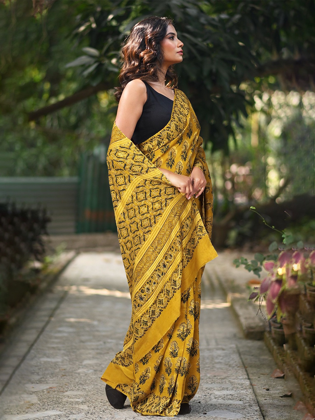 

Unnati Silks Ethnic Motifs Art Silk Handloom Block Print Saree, Yellow