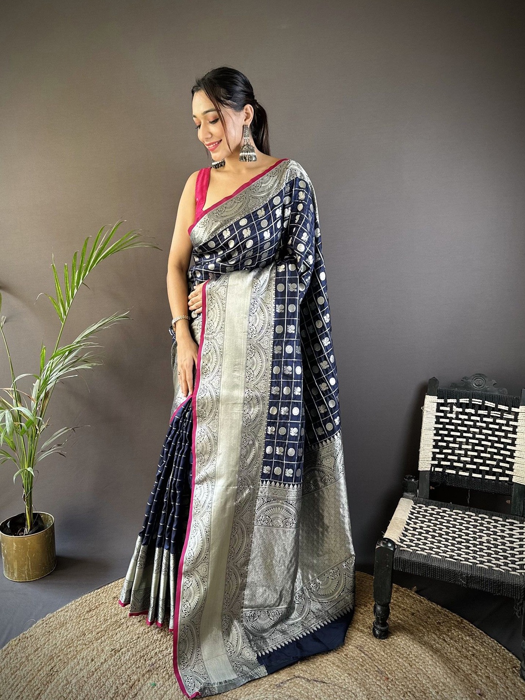 

DIVASTRI Woven Design Zari Silk Blend Saree, Navy blue