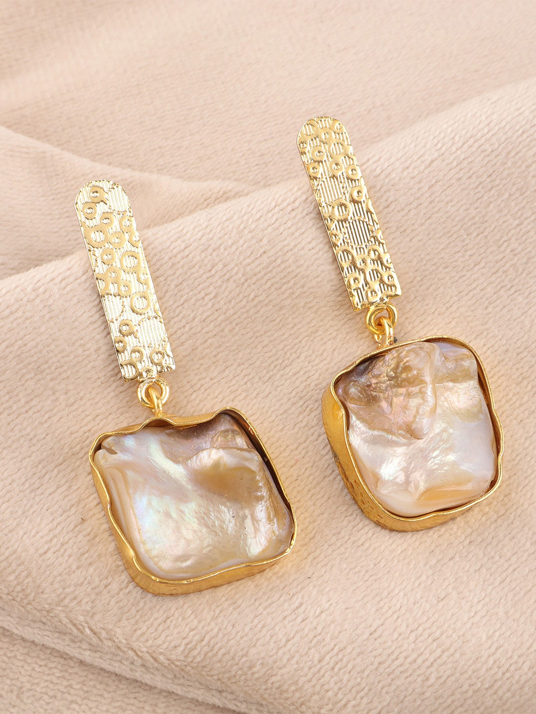 

Ozanoo Stylish Gold Plated Mothe Of Pearls Studded Teardrop Shaped Drop Earrings