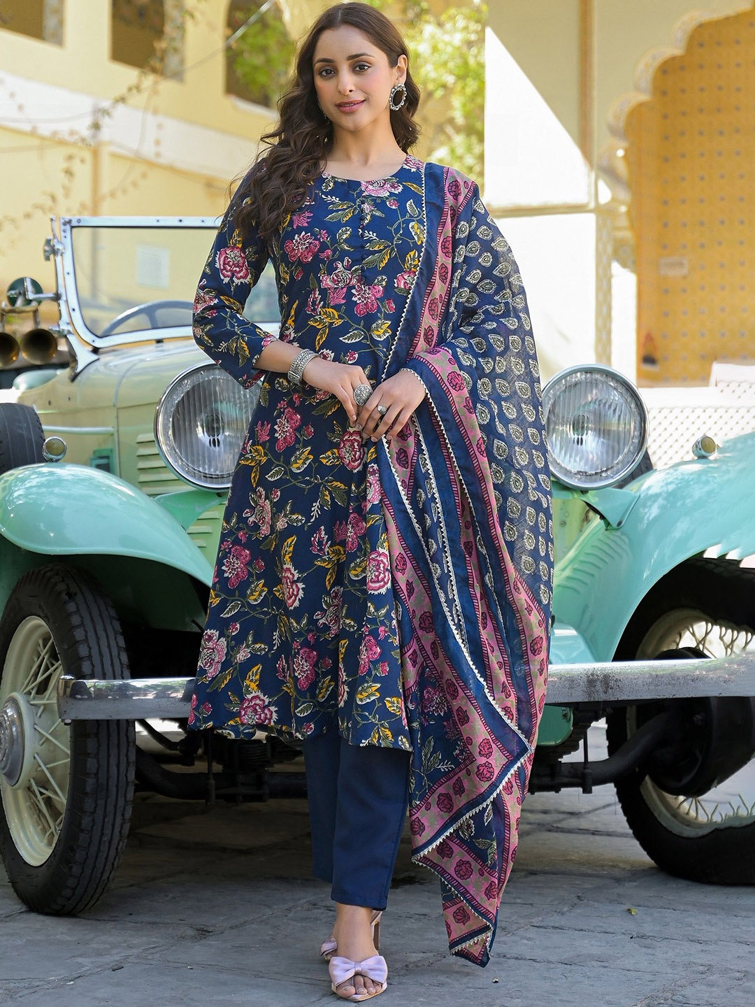 

KLOSIA Women Floral Printed Regular Kurta with Trousers & With Dupatta, Blue